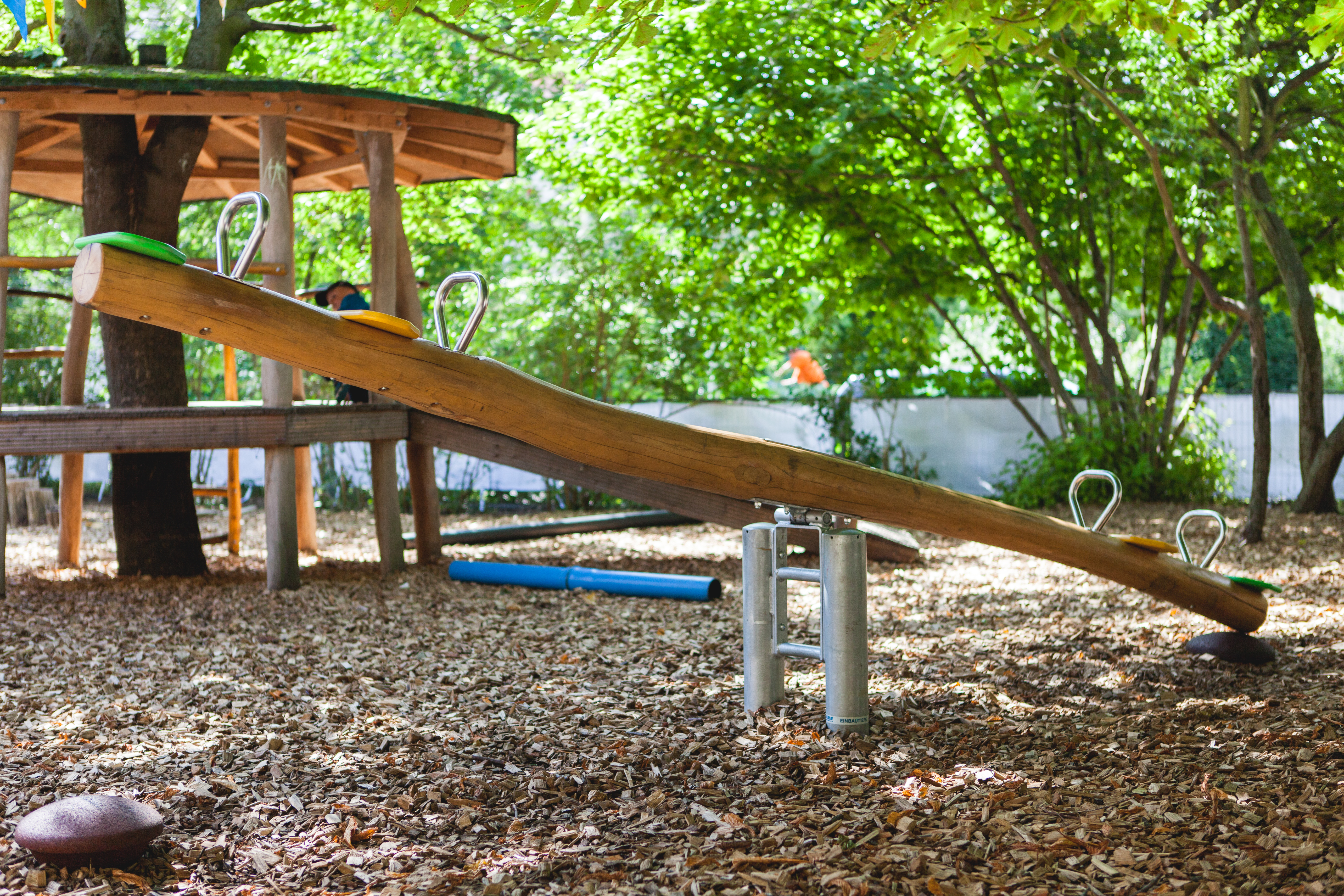 Foto Außenansicht Spielplatz mit Wippe Kita Johanna Tech Straße