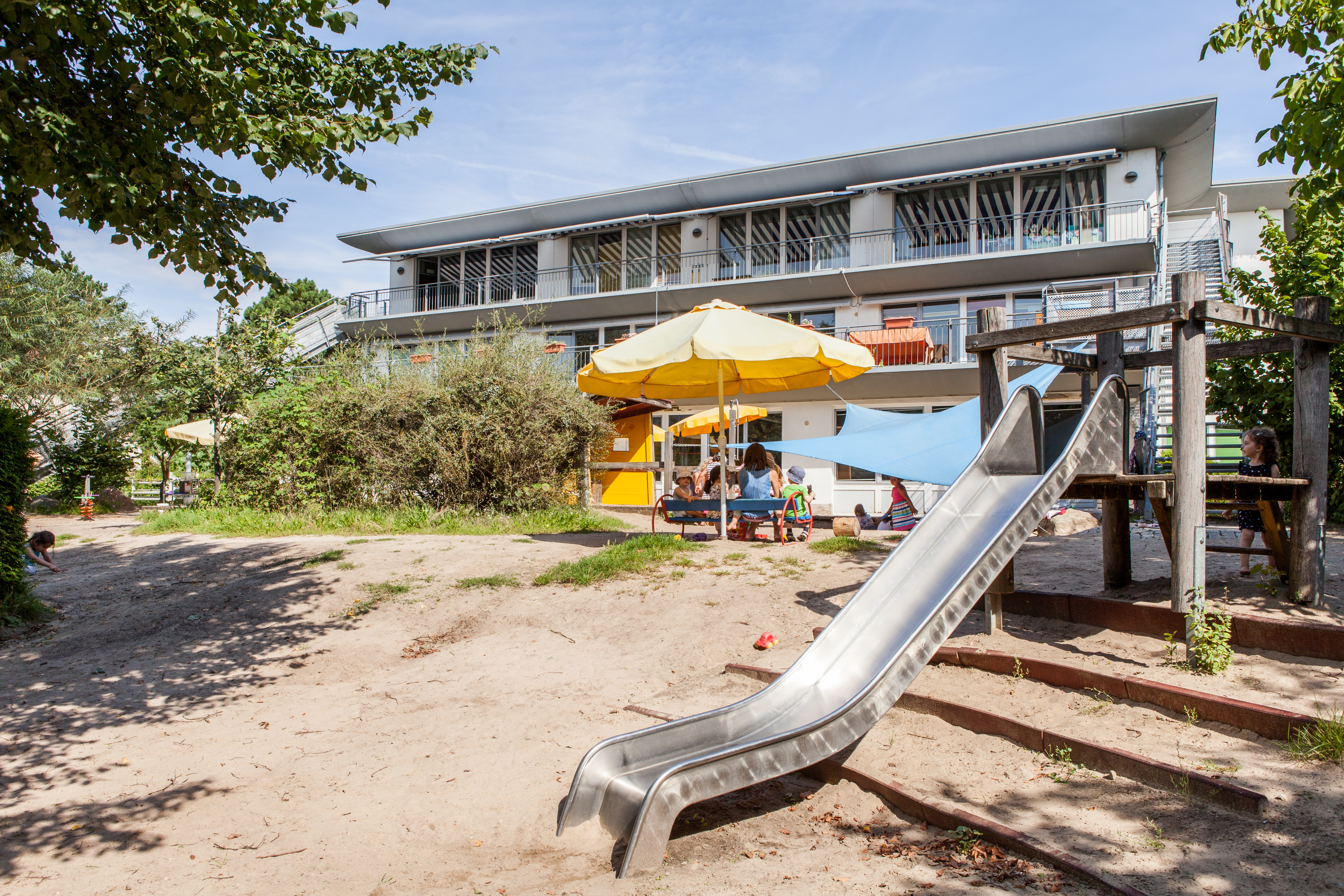 Foto Außenansicht Spielplatz mit Rutsche Kita Landreiterweg