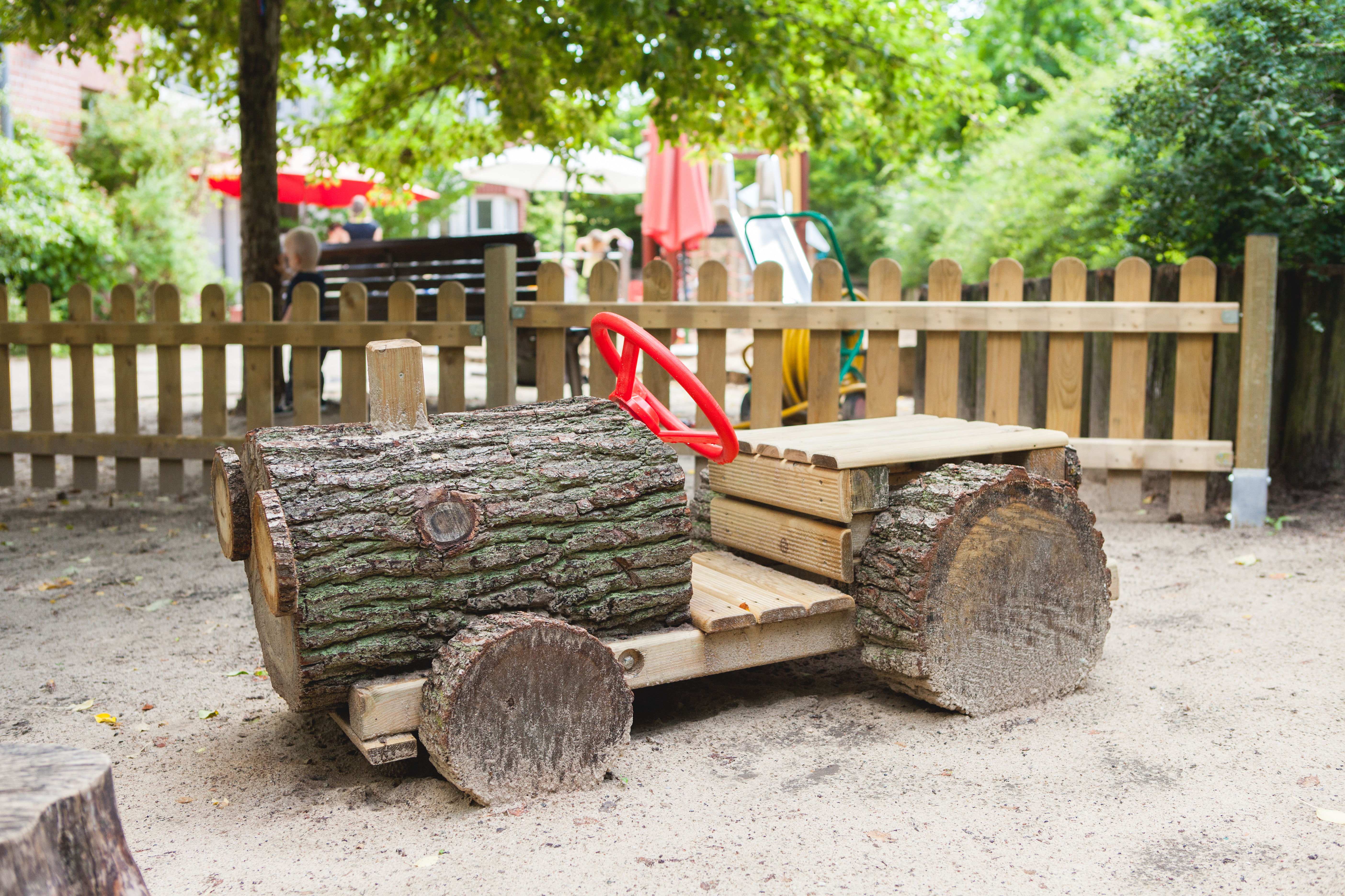 Foto Außenansicht Spielplatz mit Traktor Kita Michel-Klinitz-Weg