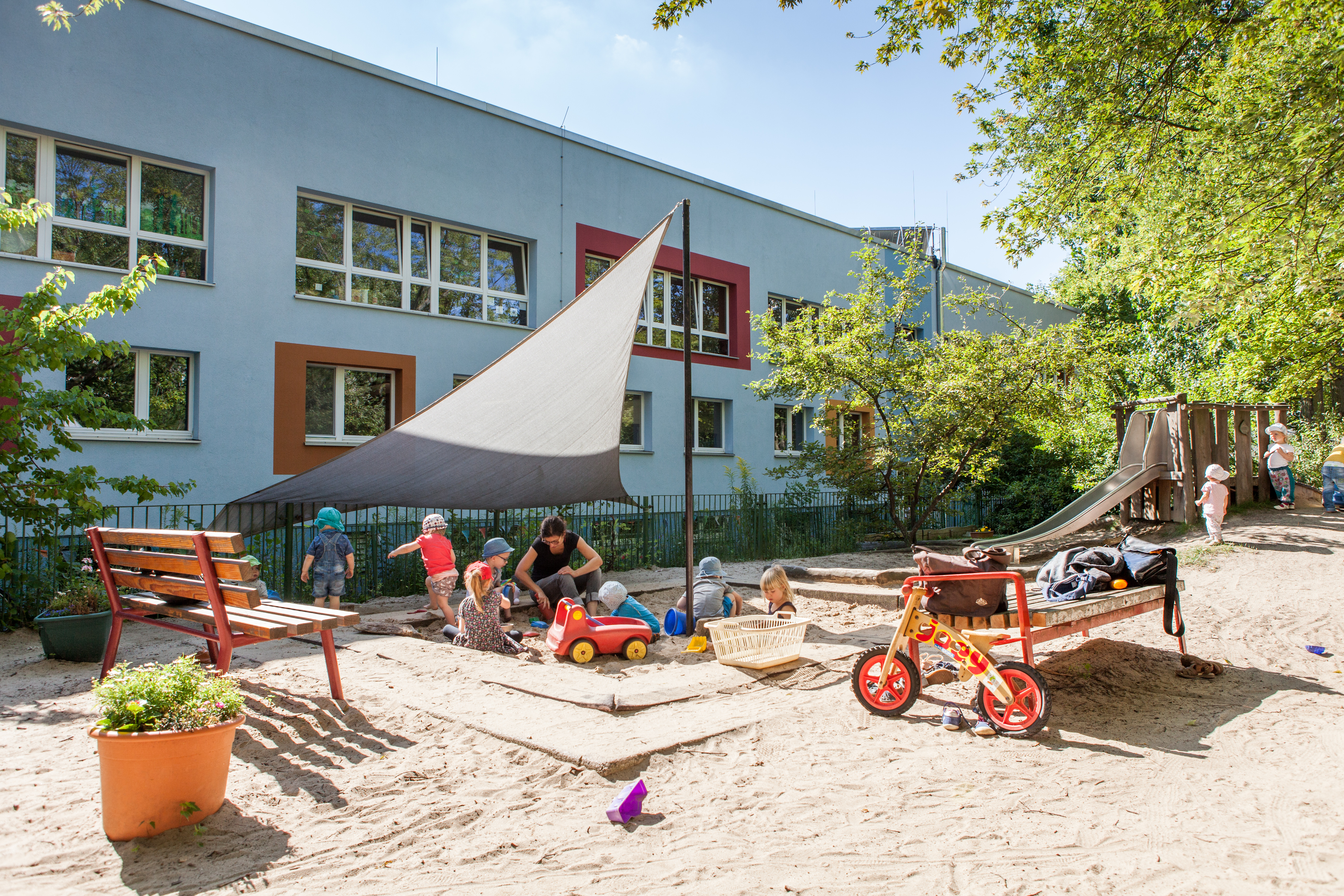 Foto Außenbereich Spielplatz mit Sandkasten Kita Stahlheimer Straße