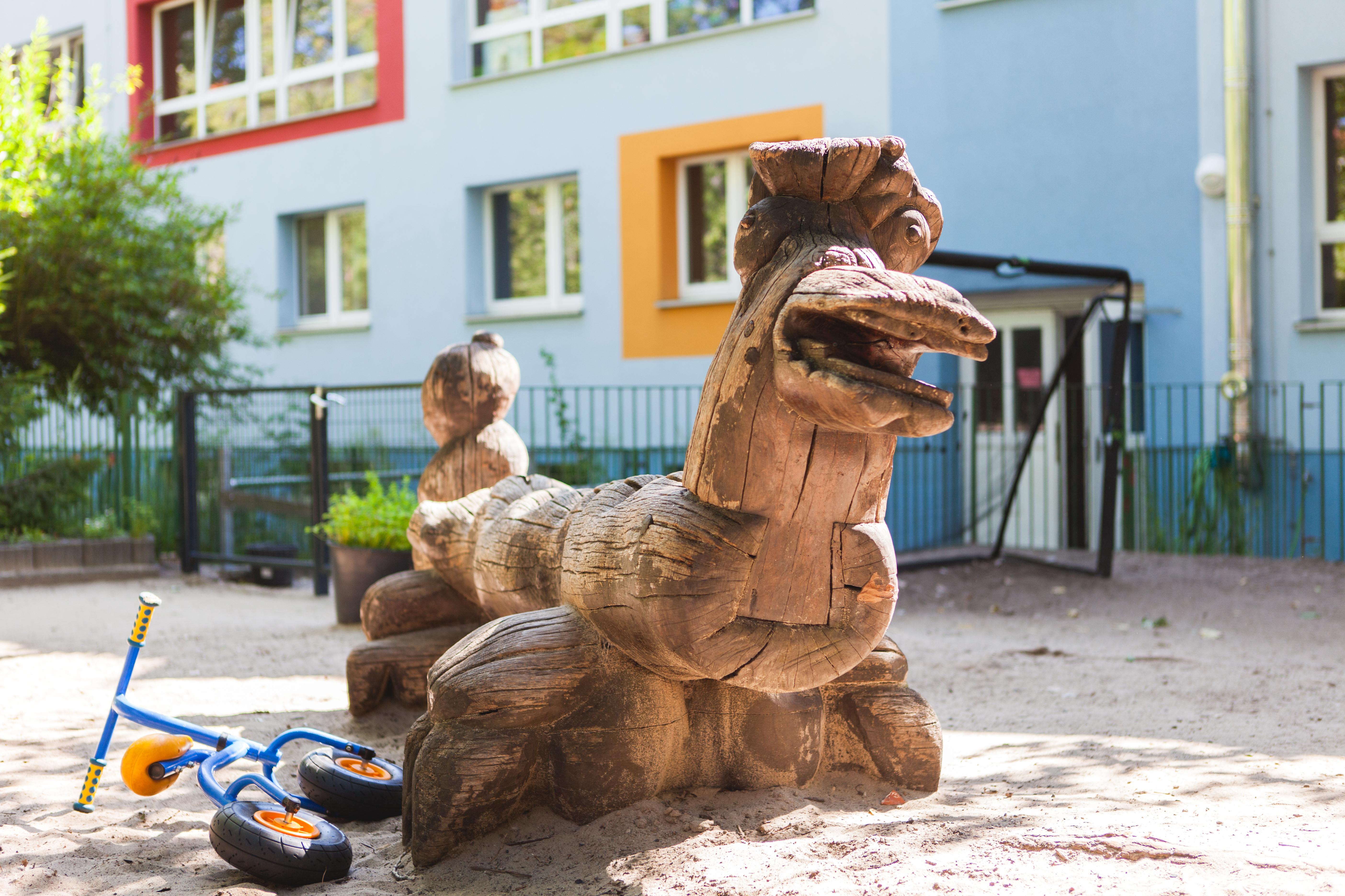 Foto Außenbereich Holztier Kita Stahlheimer Straße