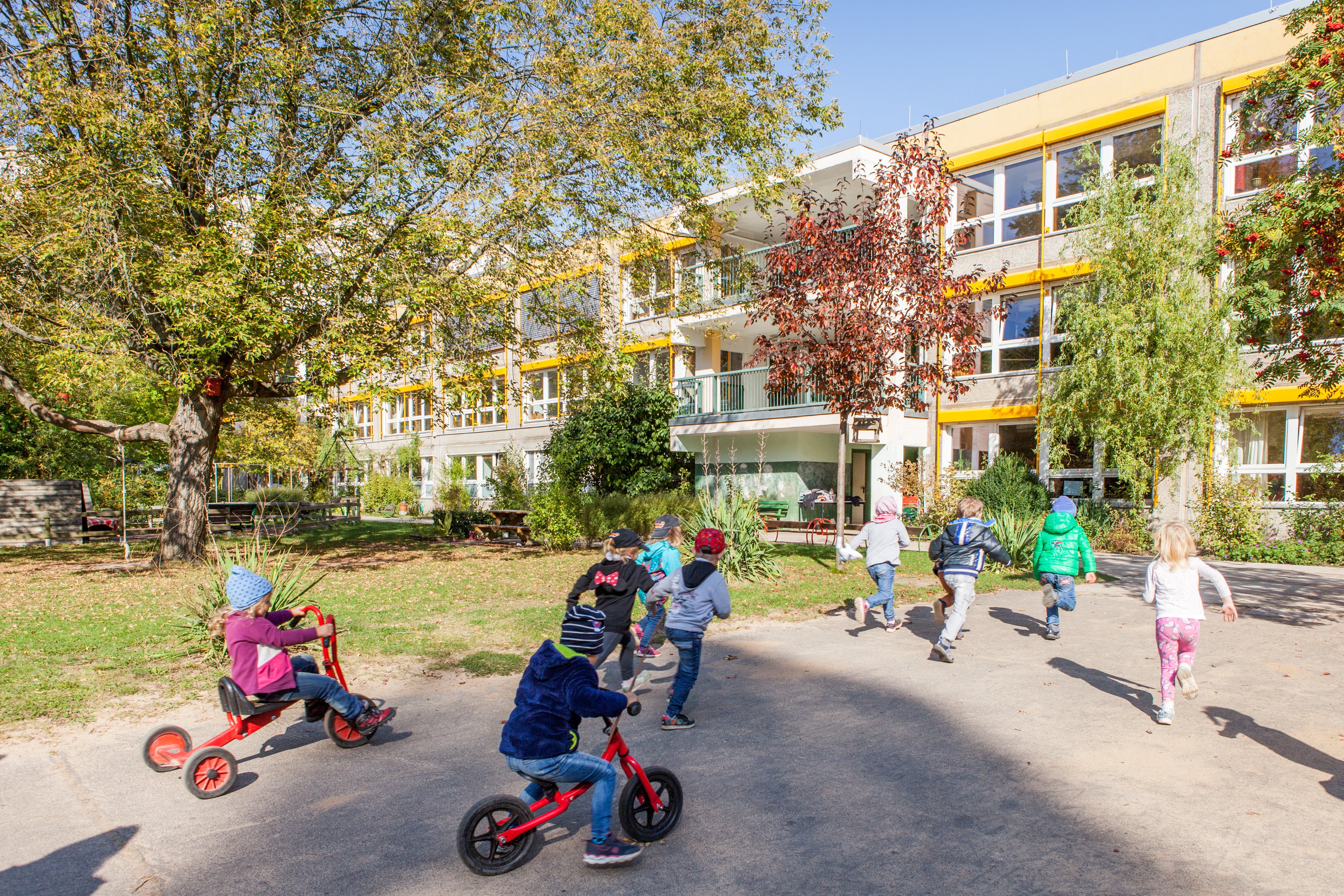 Foto Außenansicht Spielende Kinder Zühlsdorfer Straße