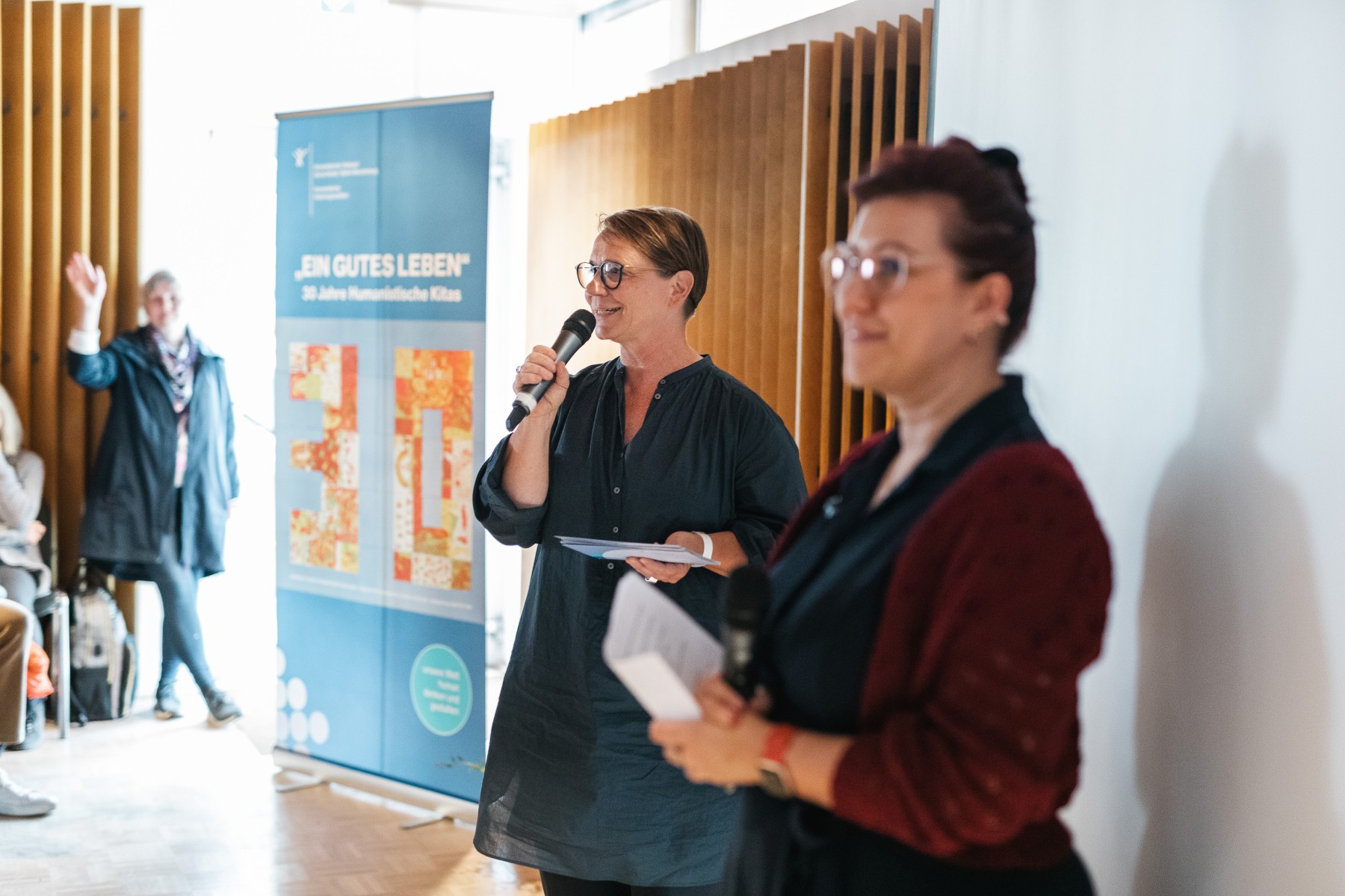 Britta Licht, Abteilungsleitung Humanistische Kindertagesstätten im Humanistischen Verband Berlin-Brandenburg, spricht in ein Mikrofon.