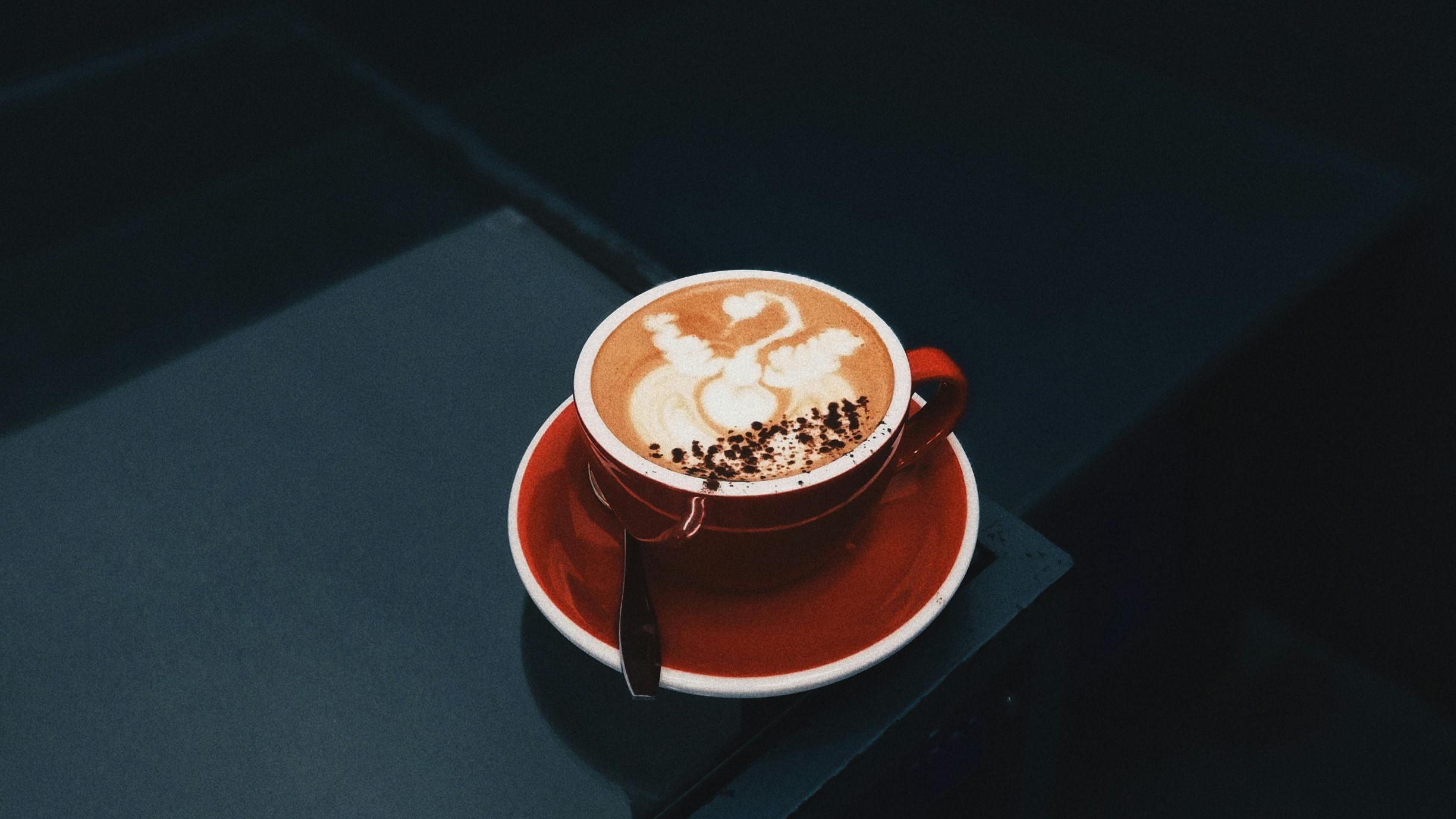 Kaffeetasse auf schwarzem Tisch