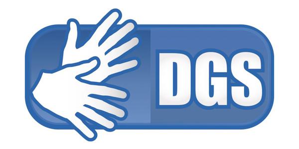 Zu sehen ist das DGS-Symbol: links zwei Hände, rechts das Akronym DGS für Deutsche Gebärdensprache.