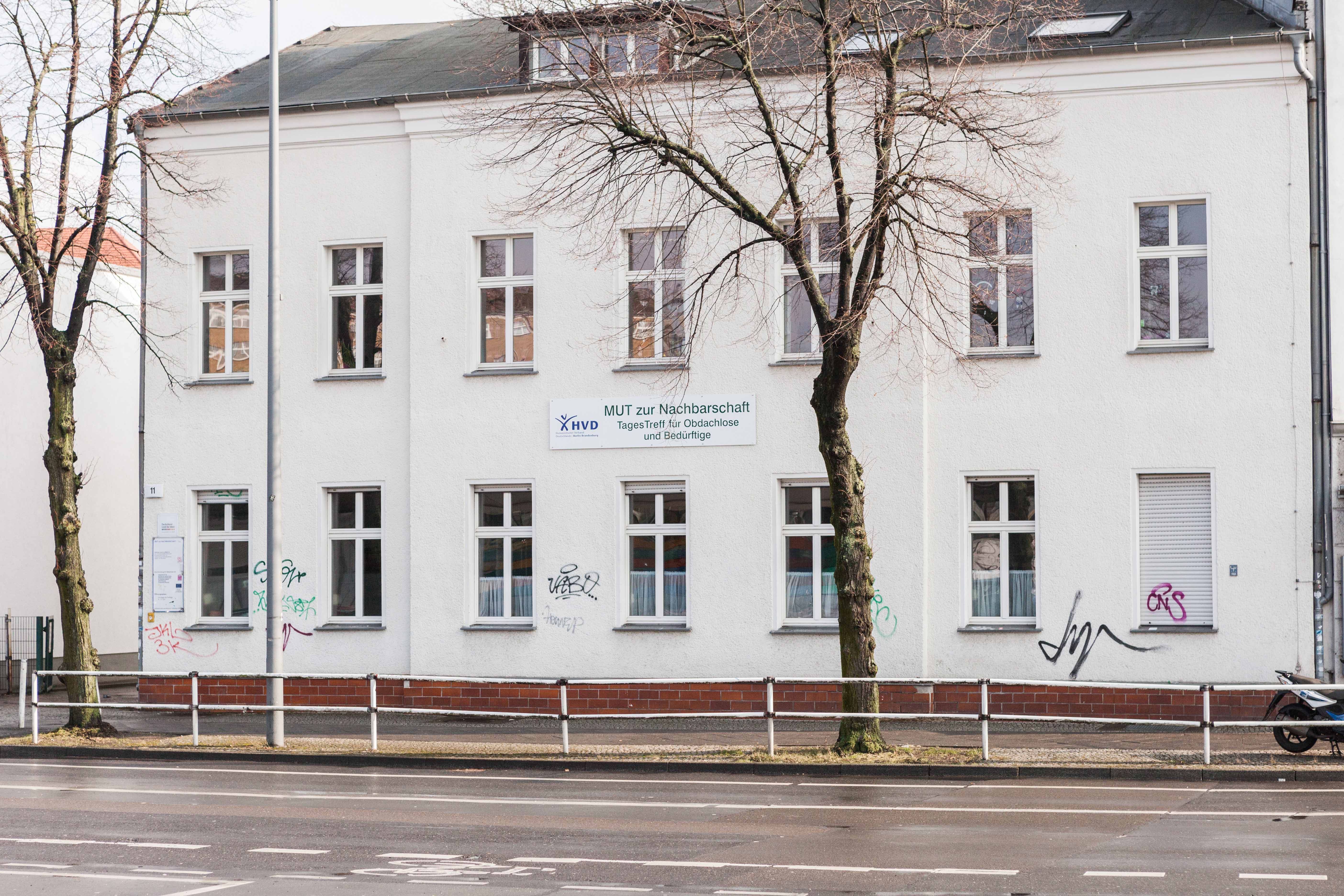 Zu sehen ist das Gebäude des TagesTreffs in der Weitlingstraße. Es ist ein mehrstöckiges weißes Haus mit vielen Fenstern.
