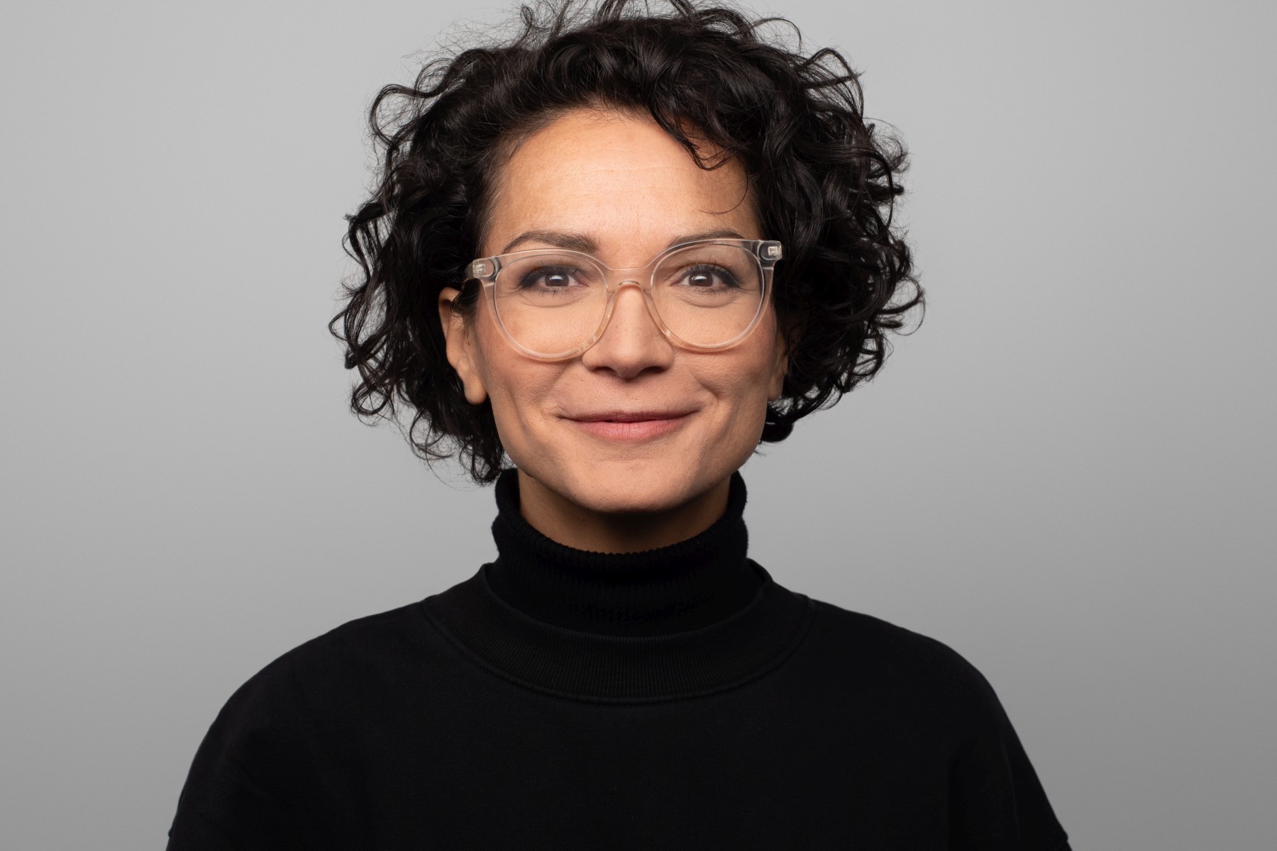 Porträtfoto von Anett Frontzek, Leitung JugendFEIER Berlin im Humanistischen Verband Berlin-Brandenburg.
