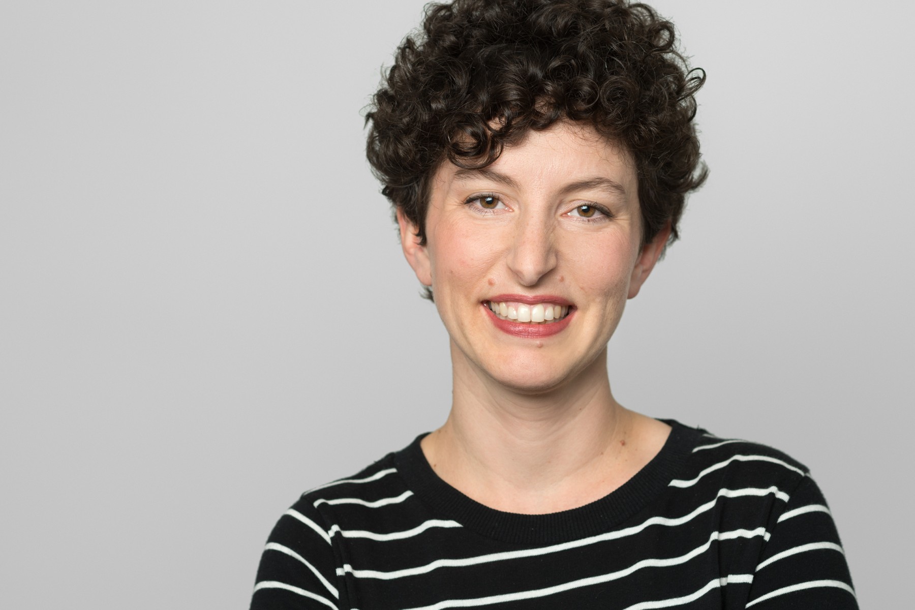Porträtfoto von Aylin Lenbet, Bereichsleitung Humanistische Frühpädagogik im Humanistischen Verband Berlin-Brandenburg.