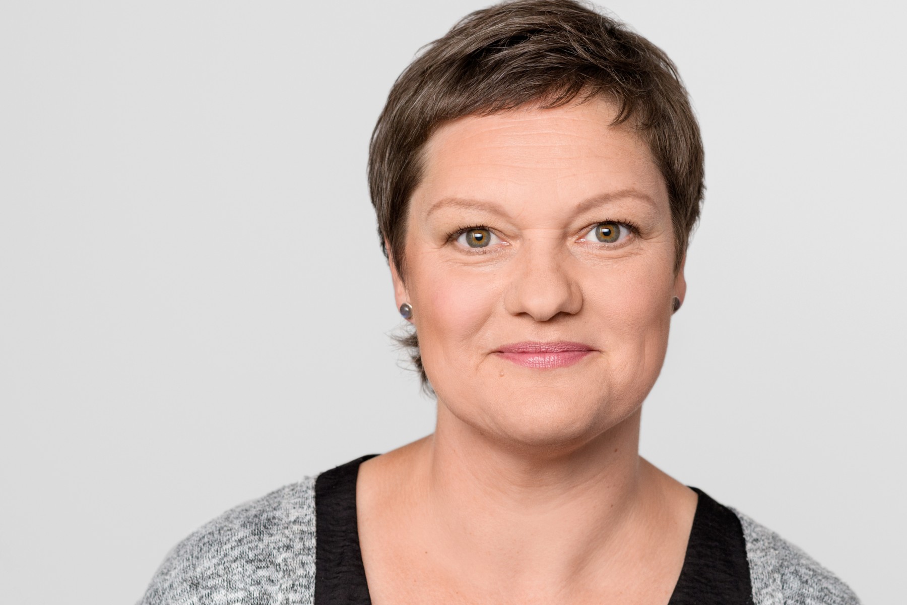 Porträtfoto von Chris Heike Lau, Diplom-Sozialpädagogin, Sexualpädagogin, Projektleitung Schwangerschafts[konflikt]beratung.