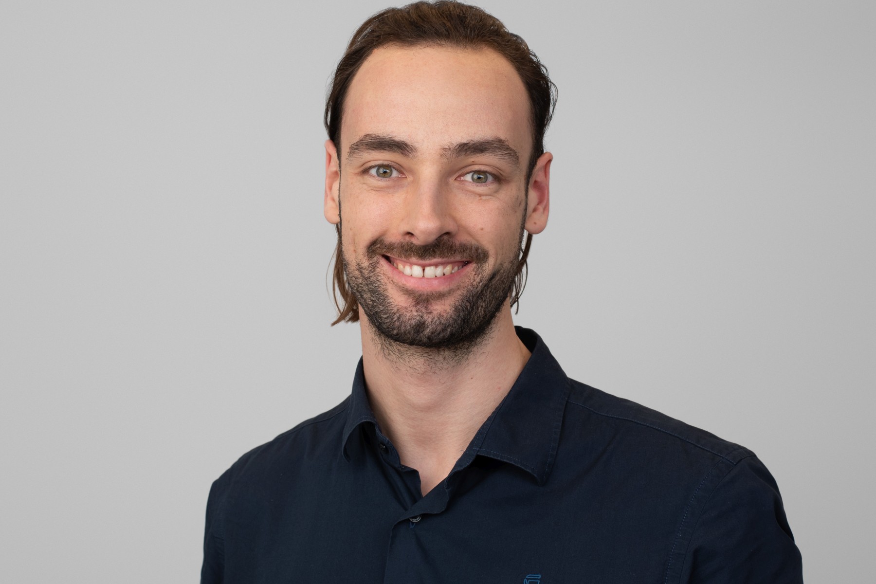 Porträt von Jan Cacek, Referent für Öffentlichkeitsarbeit Humanistische Hospize.