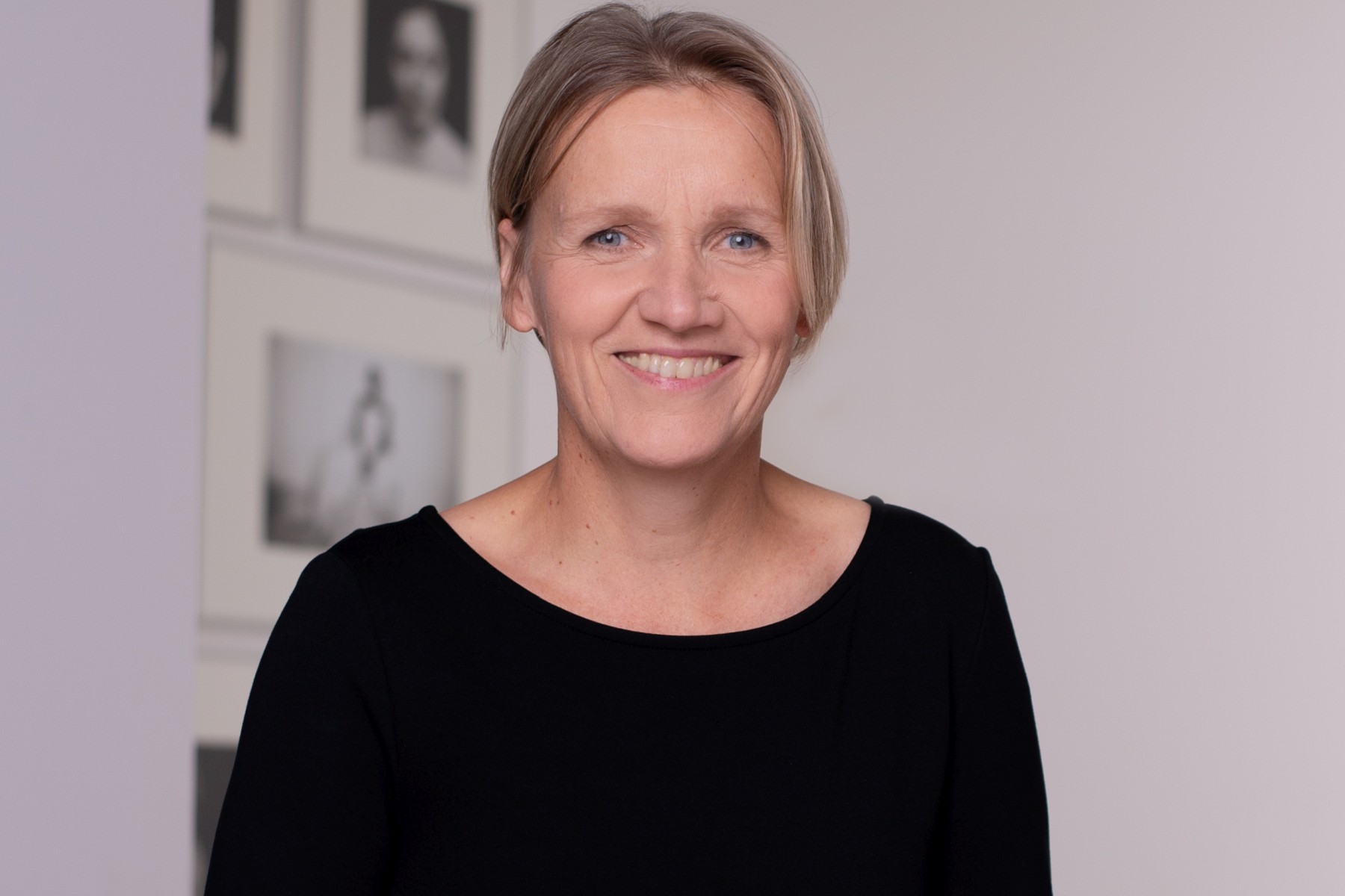 Porträtfoto von Katrin Raczynski, Vorstandsvorsitzende Humanistischer Verband Berlin-Brandenburg.