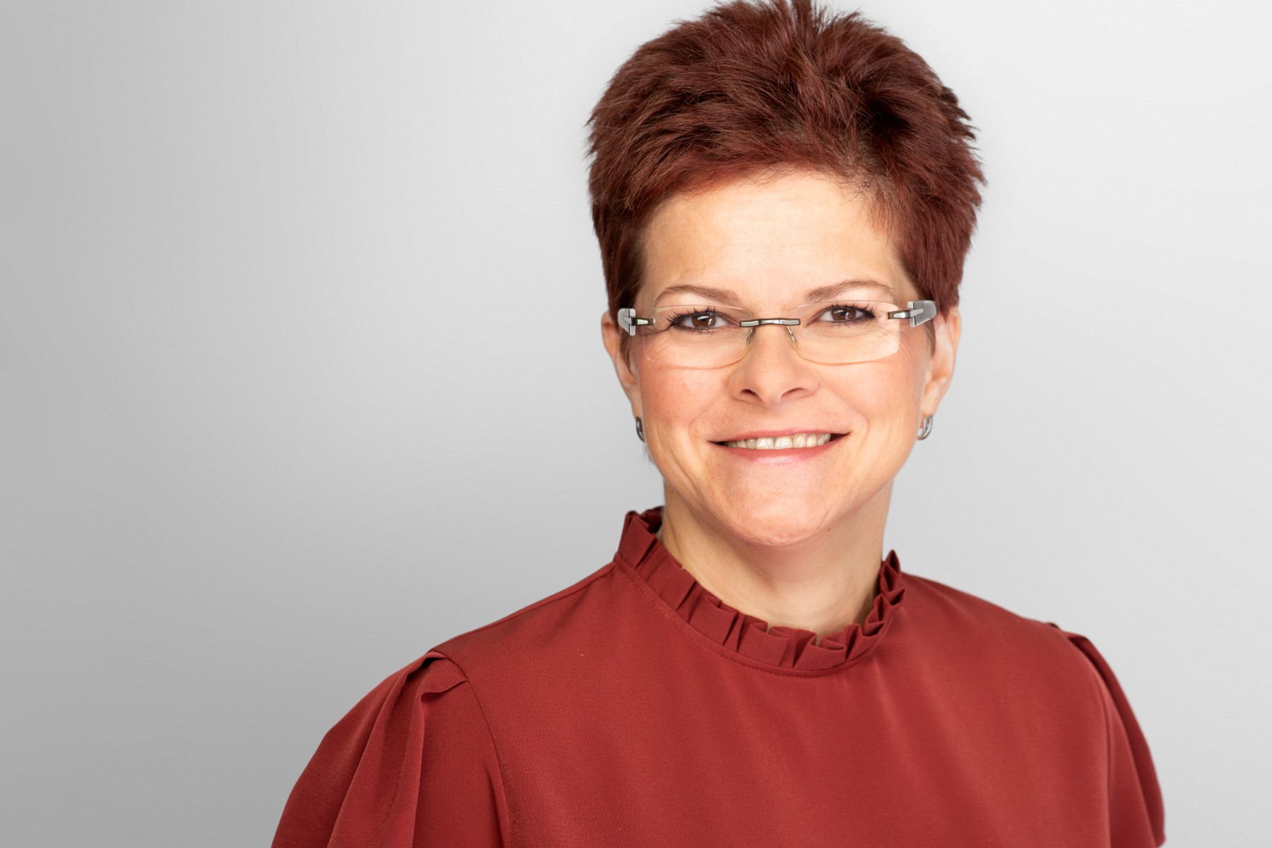 Porträtfoto von Kerstin Greunke, Projektleiterin JugendFEIER Brandenburg im Humanistischen Verband Berlin-Brandenburg und Feierrednerin.