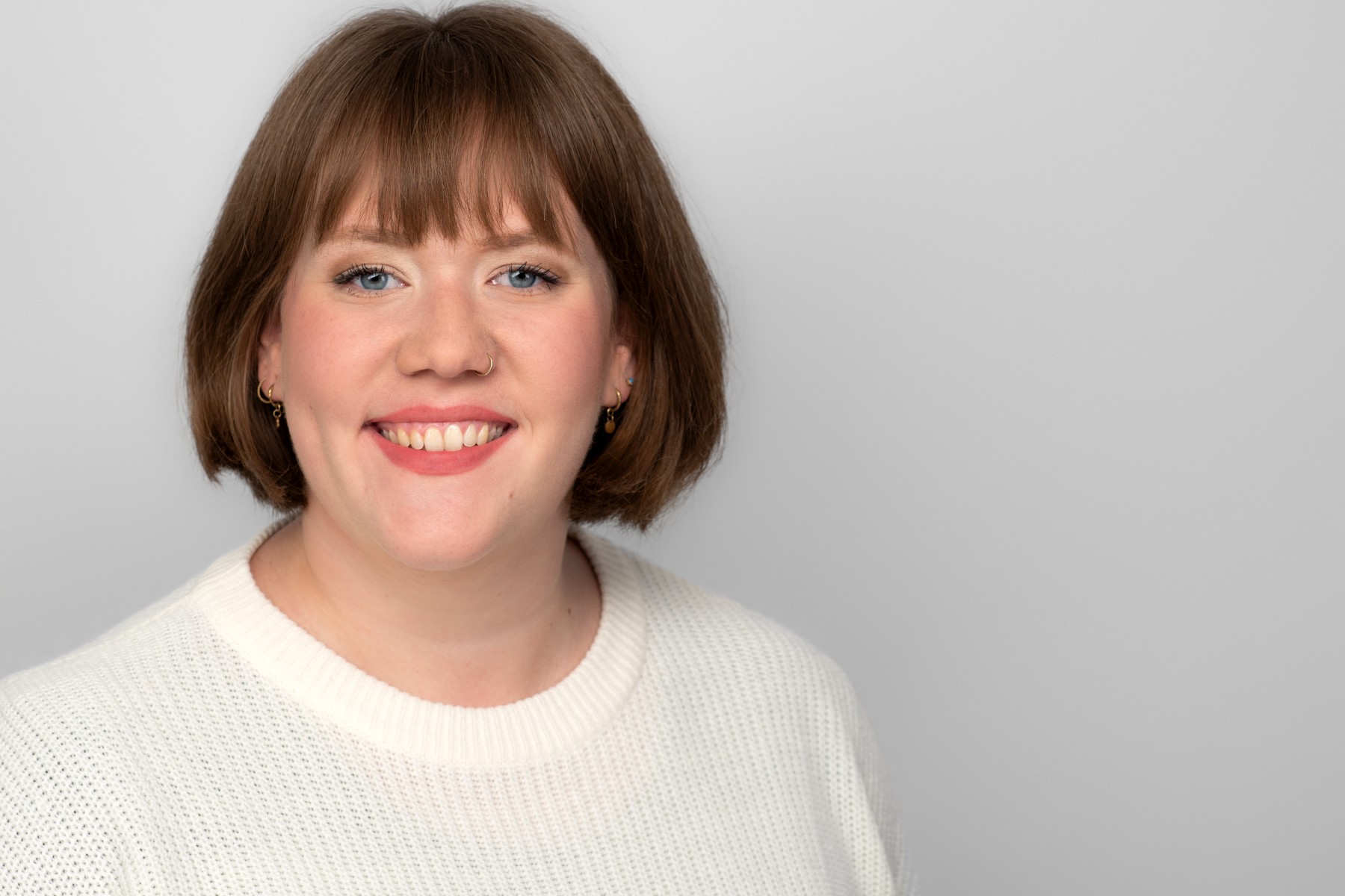 Porträtfoto von Emely Neuber, Mitarbeitende der Kontakt- und Informationsstelle für Selbsthilfe.