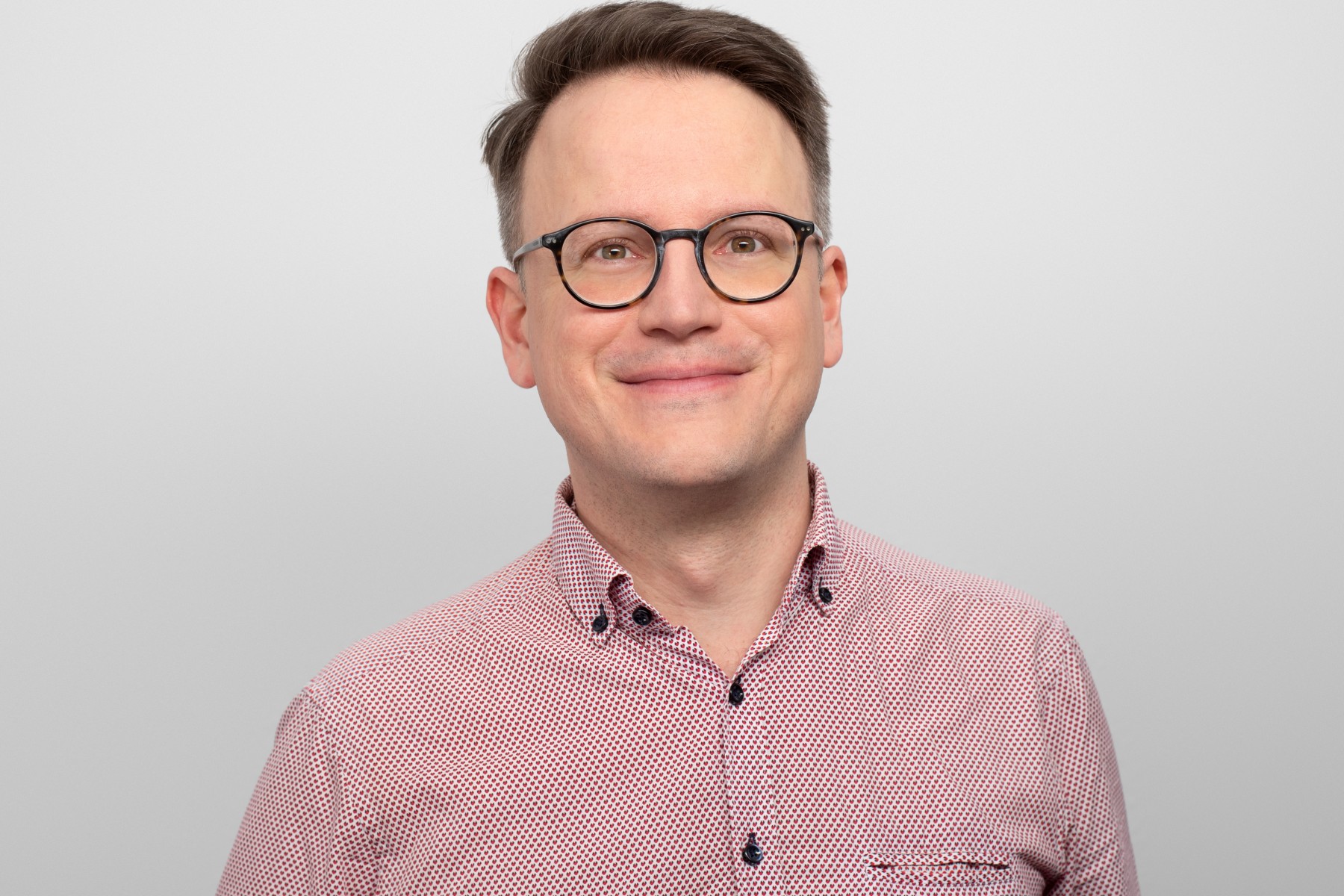Porträtfoto von René Thannhäuser, Redaktion der Freund*innen des Humanismus.