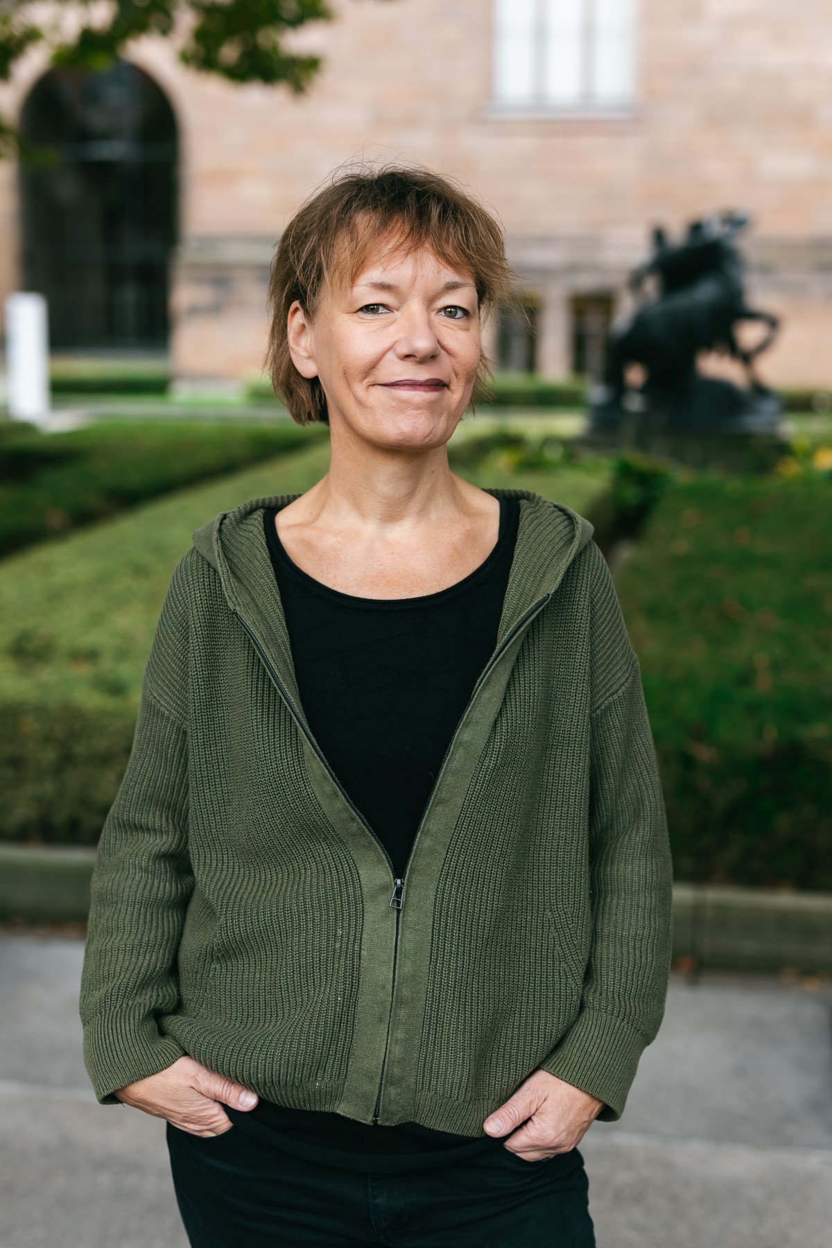 Porträtfoto von Sabine Tietjen, Rednerin für humanistische NamensFEIERn und TrauerFEIERn.