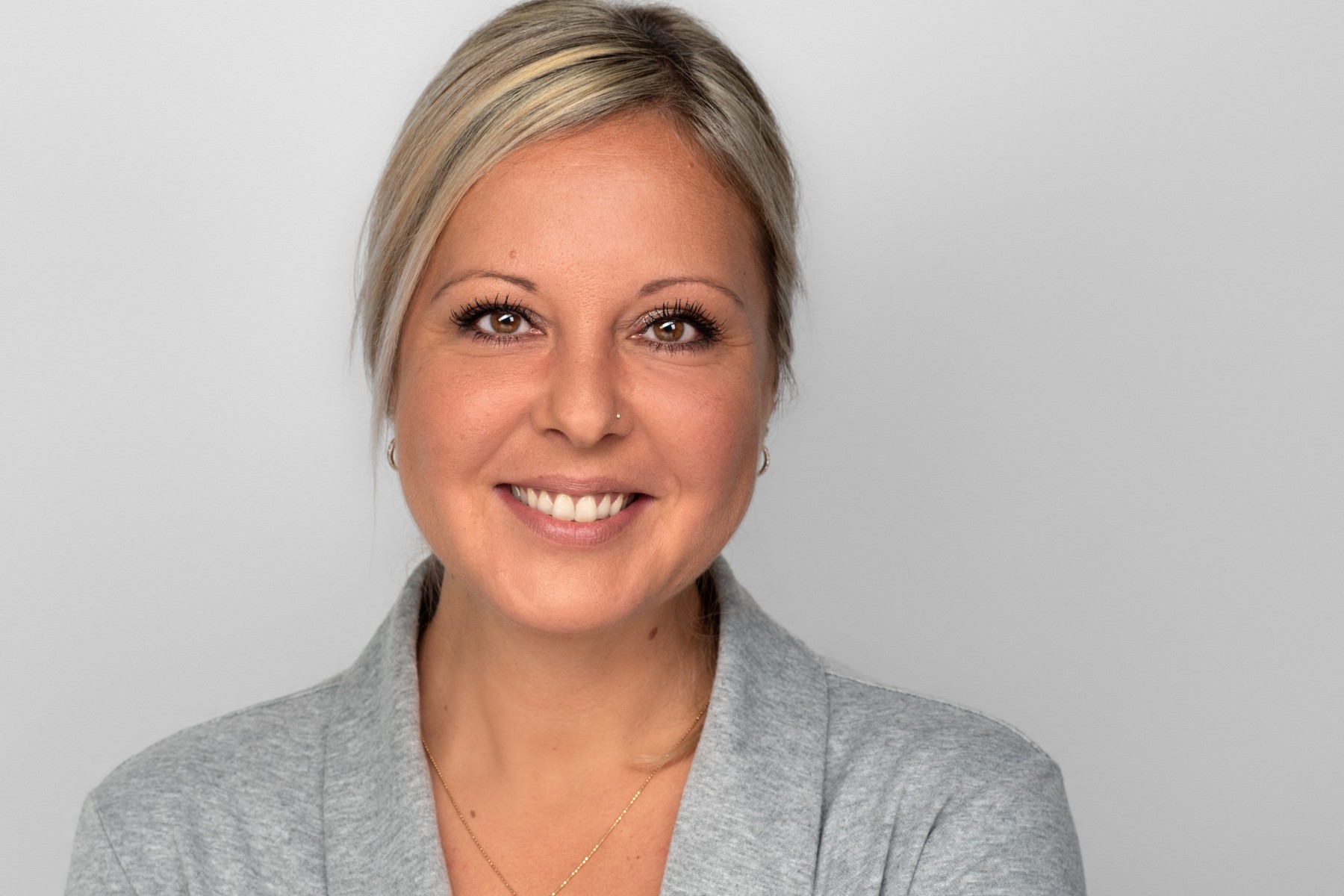 Porträtfoto von Sally Schocke, Sekreträrin an der Humanistischen Fachschule für Sozialpädagogik.