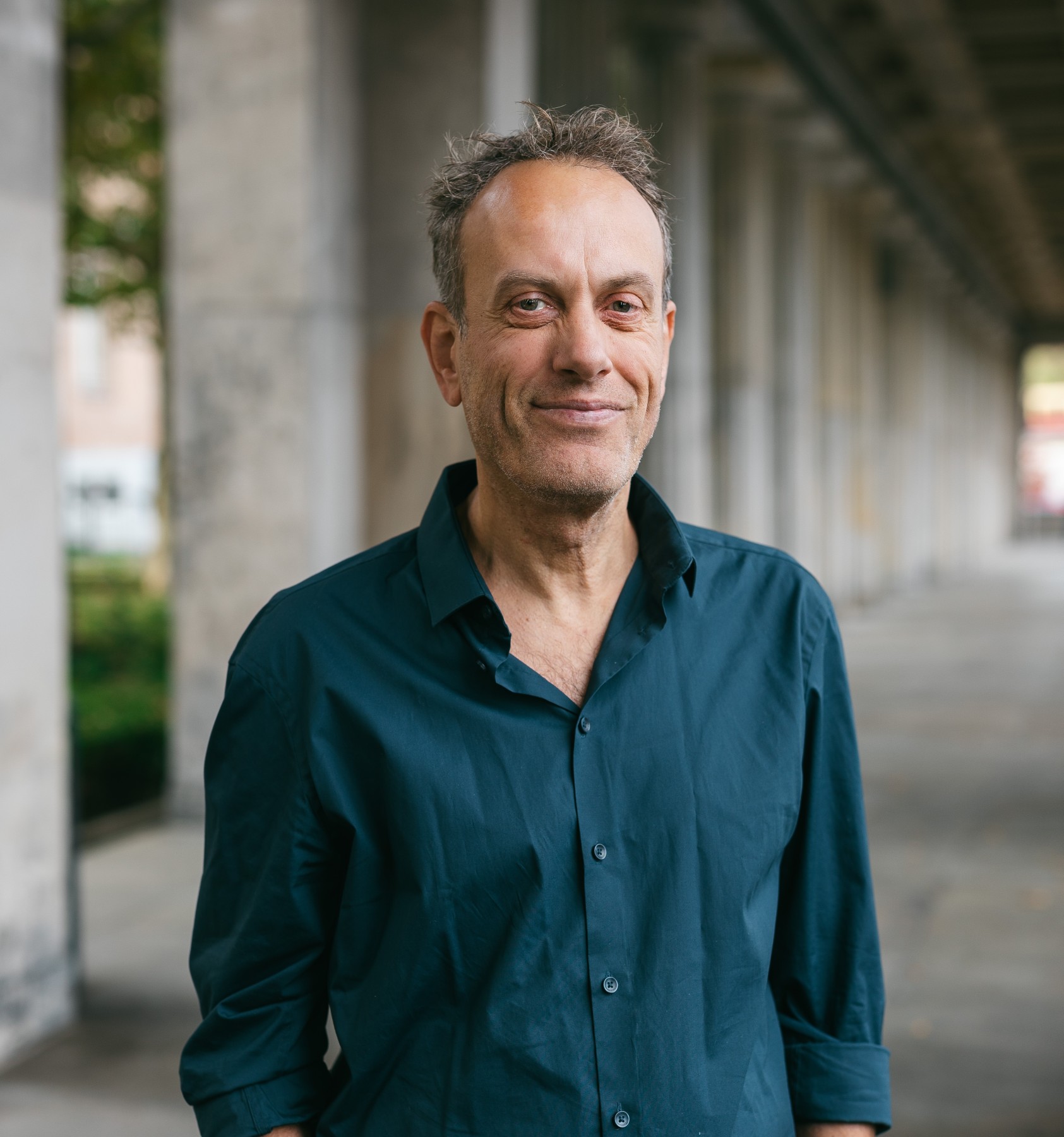 Porträtfoto von Stefan Maetz, Redner für humanistische NamensFEIERn, HochzeitsFEIERn und TrauerFEIERn.