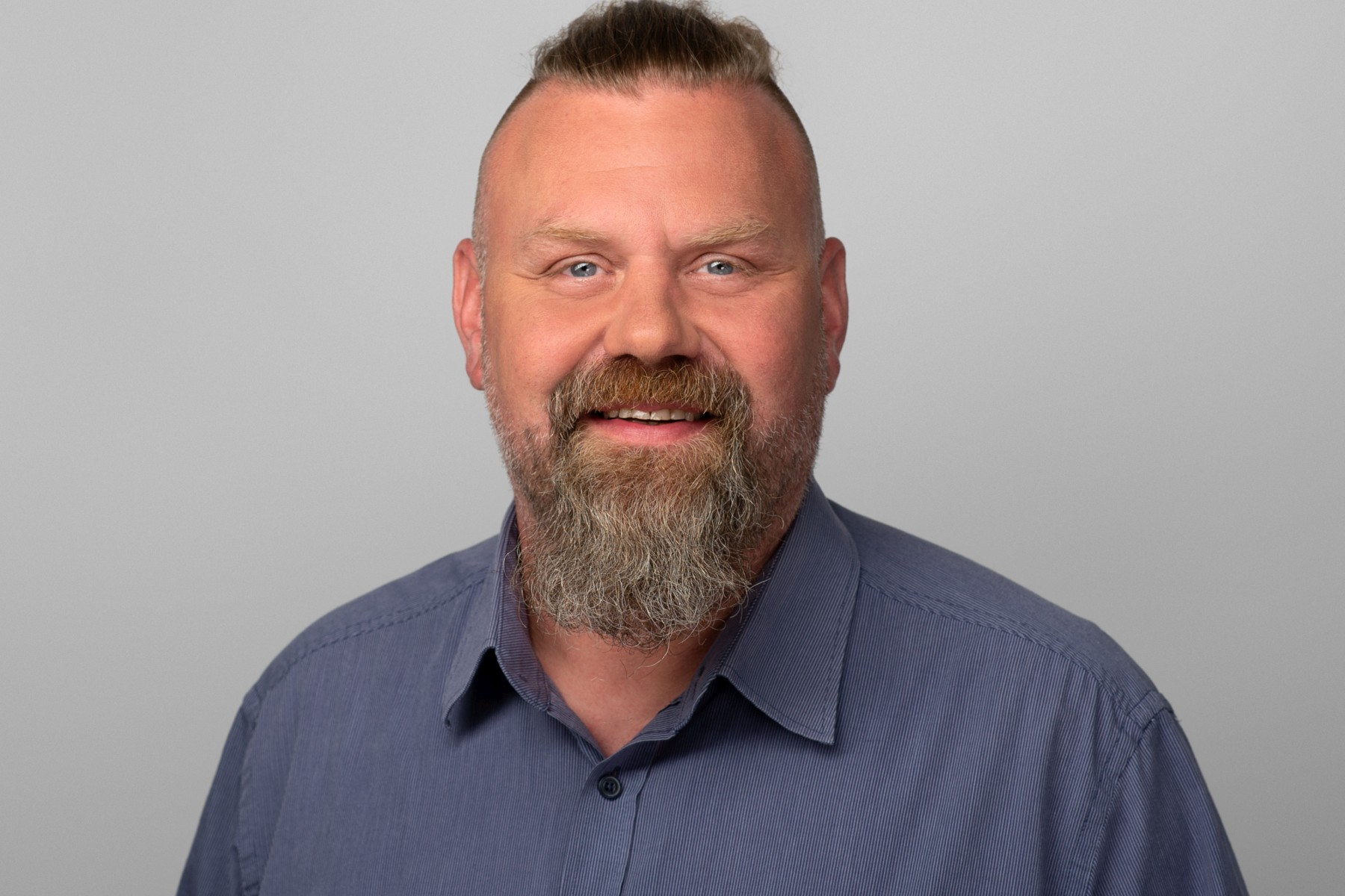 Portraitfoto von Sven Arnold, Leitung Humanistische Kita General-Woyna-Straße.