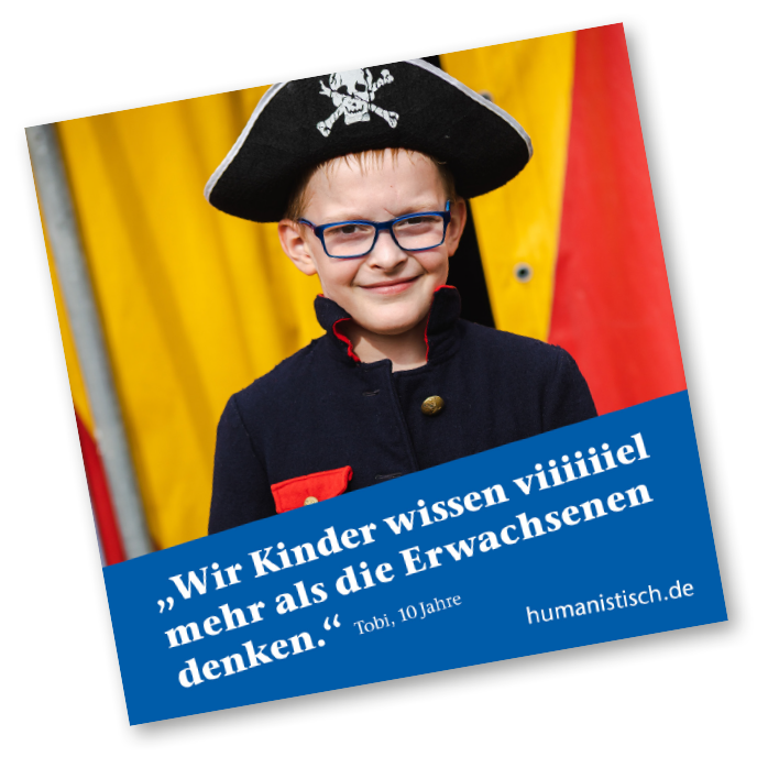 Junge in Piraten-Kostüm lächelt in die Kamera und sagt: 'Wir Kinder wissen viiiiiiel mehr, als die Erwachsenen denken.'
