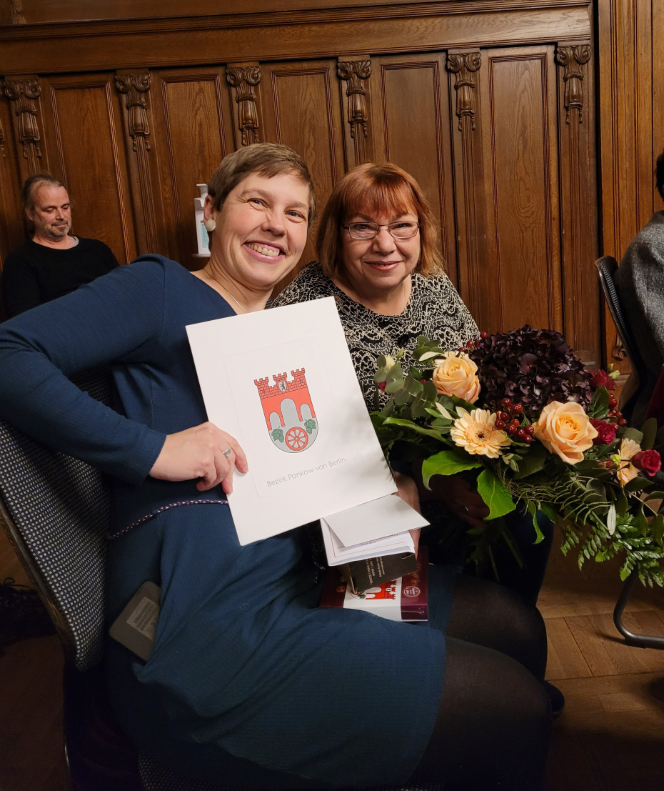 Christa Engl (rechts) und Simone Koschewa (links) bei der Preisverleihung des Ehrenamtspreises 2022 im Pankower Rathaus