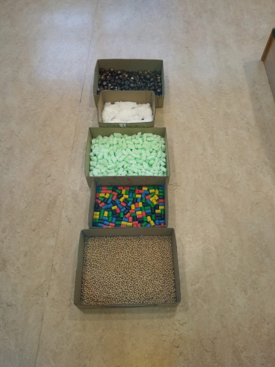 Kisten mit unterschiedlichen Materialien gefüllt