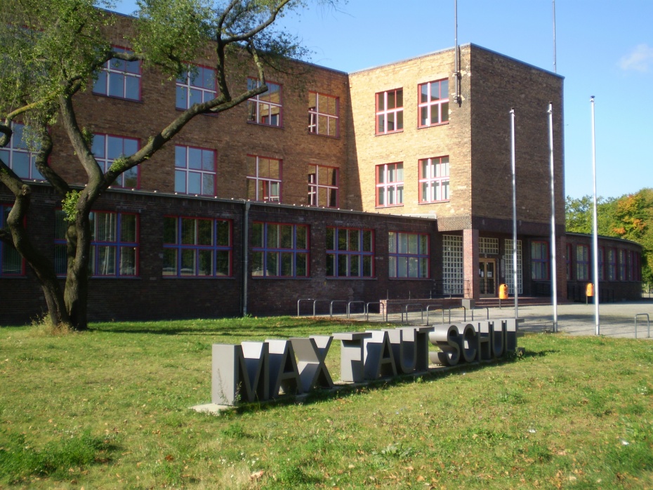 Neue Architektur für neue Inhalte: die in den Jahren 1929-1932 als weltliche Schule errichtete heutige Max-Taut-Schule, Fischerstraße 36 im Bezirk Berlin-Lichtenberg