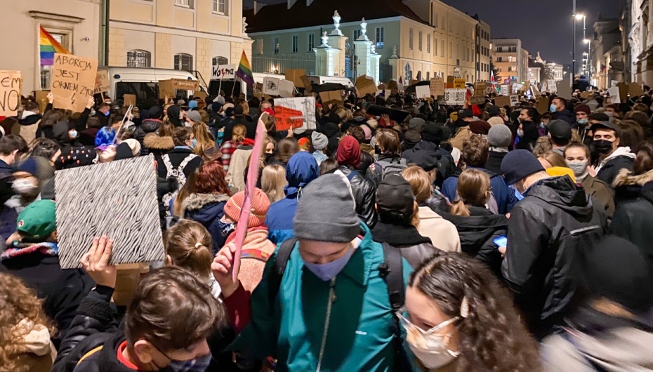 25. Oktober 2020: Tausende Menschen versammelten sich in Warschau, Midwowa, vor dem Sitz der Kurie, um gegen das Urteil des Verfassungsgerichts zu protestieren, wonach nun ein Schwangerschaftsabbruch auch bei schweren gesundheitlichen Schäden des Fötus verboten ist. 