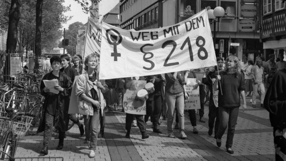 Demonstration gegen den § 218 zum Schwangerschaftsabbruch in Göttingen, Juni 1988.