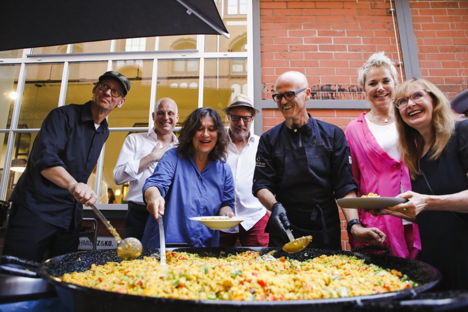 Große Paella-Pfanne, die TV-Koch & Botschafter Ralf Zacherl eigens für den Abend organisierte