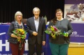 Erwin Kress (mitte)verabschiedet die beiden Beisitzerinnen Christine Höink und Nora Krom