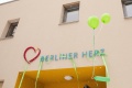 Die grünen Ballons stehen symbolisch für Hoffnung und Verbundenheit der betroffenen Familien und Angehörigen.