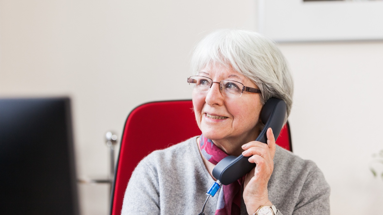 Beim Berliner Seniorentelefon stehen unsere ehrenamtlichen Mitarbeiter_innen zu festen Sprechzeiten als Ansprechpartner_innen zur Verfügung.