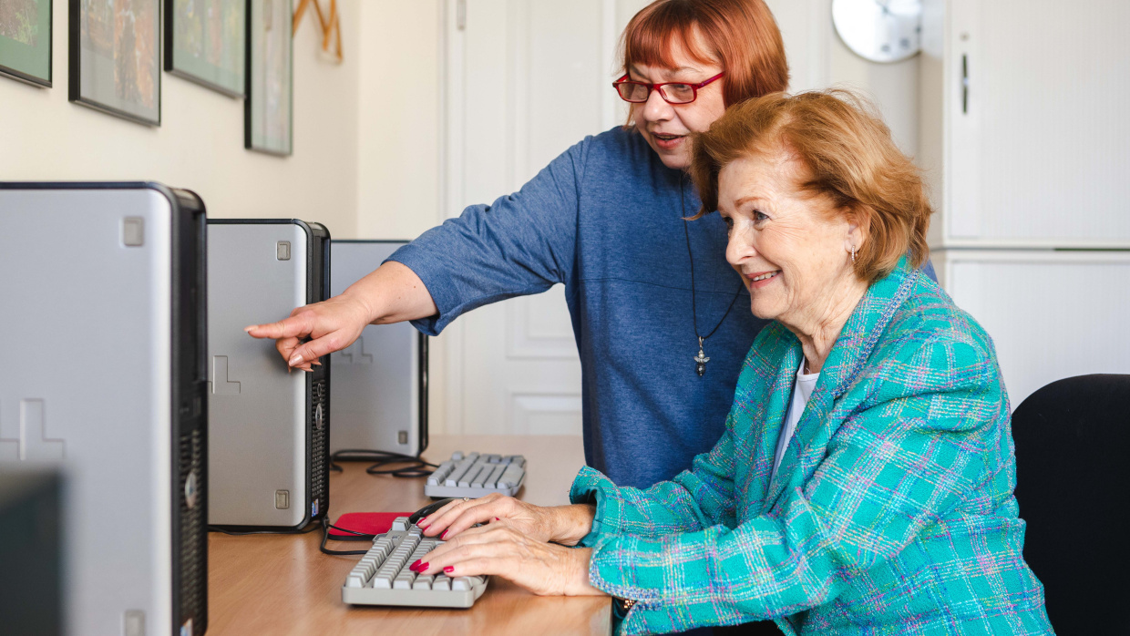 Christa Engl (links) vermittelt im Senioren-Inernetcafé Weltenbummler mit Respekt und Herzlichkeit digitales Grundwissen.