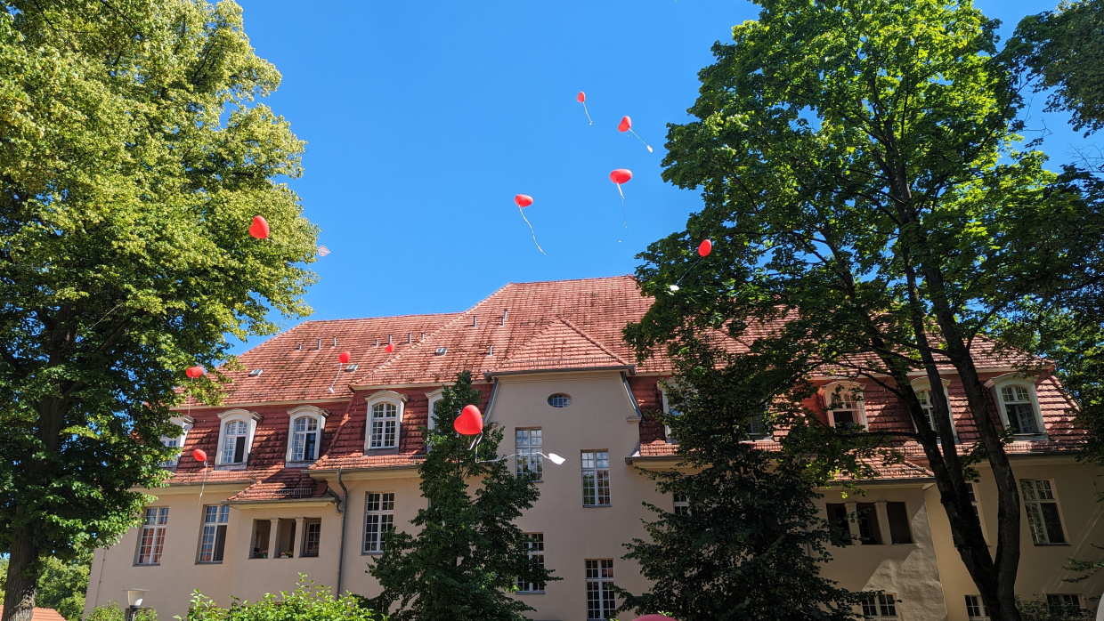 Luftballons steigen zum Gedenken an die Verstorbenen in den Himmel