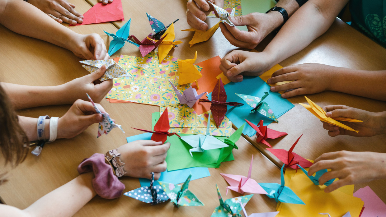Die Origami-Kraniche der Lebenskunde-Schüler*innen aus Berlin und Brandenburg sind Teil einer weltweiten Friedenssymbolik.