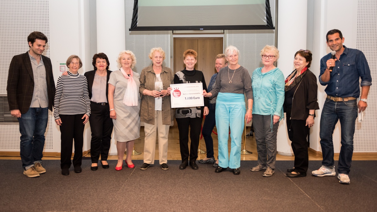 Die Preisträger_innen des Berliner Seniorentelefons mit MdB Petra Pau | Foto: Lars Hübner