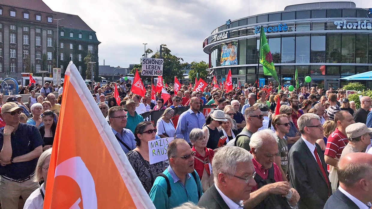 Protestkundgebung des Bündnis für ein weltoffenes und tolerantes Berlin gegen den so genannten Heß-Gedenkmarsch am Rathaus Spandau
