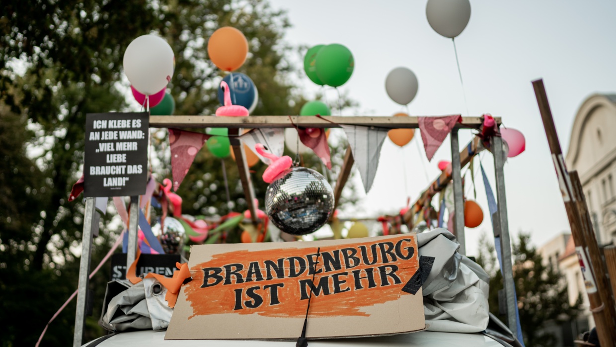 Lautsprecherwagen bei der Demonstration #brandenburgistmehr des gleichnamigen Bündnisses in Königs Wusterhausen
