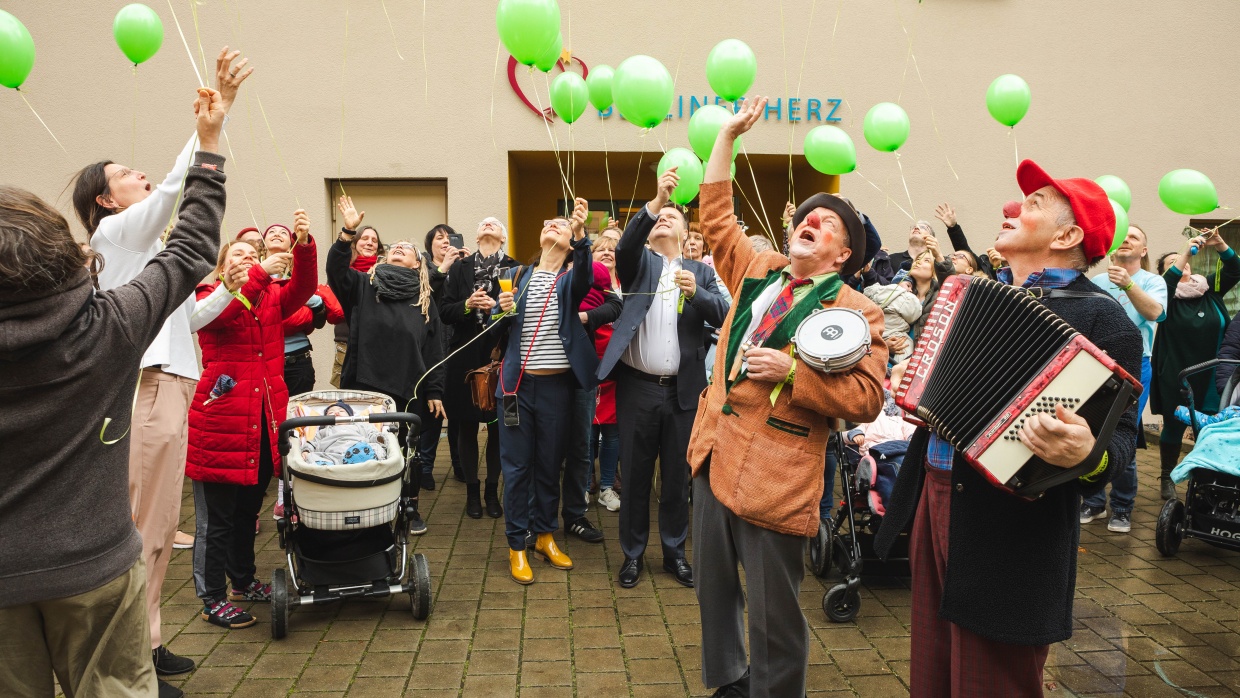 Am Tag der Kinderhospizarbeit 2020 lassen Familien, Gäste und Mitarbeiter_innen des Hospizes Berliner Herz grüne Luftballons steigen.