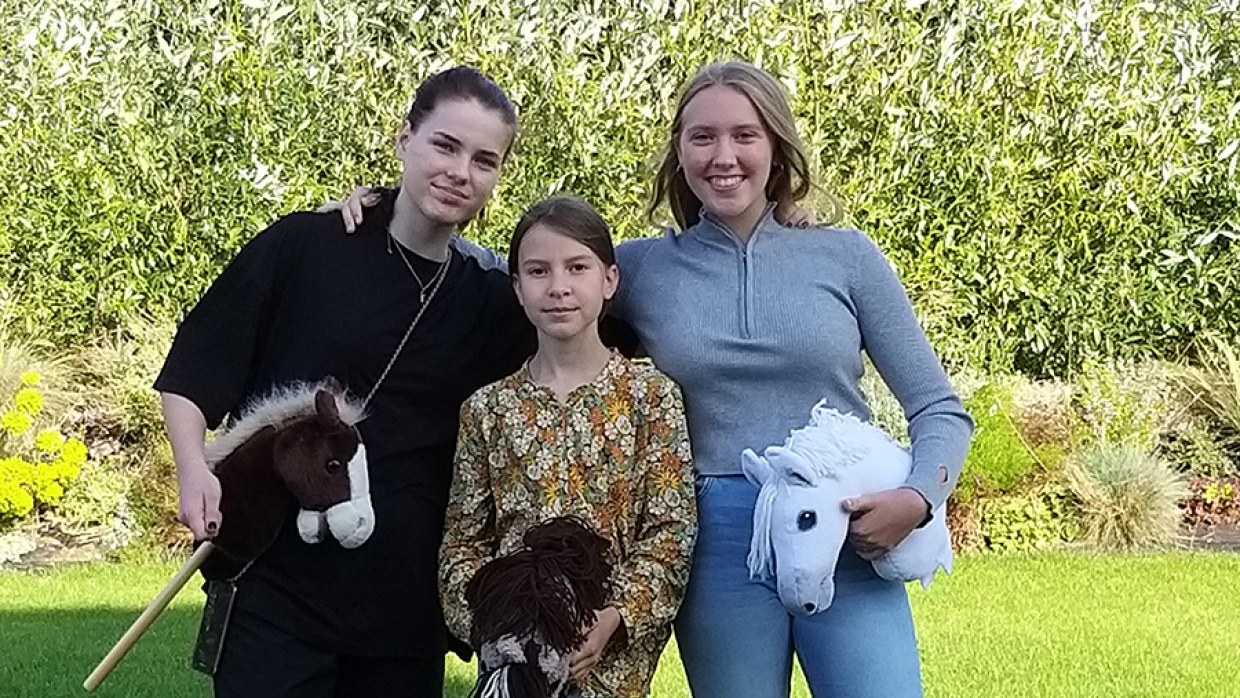 Ivana (13), Isabelle (11) und Lisann (13) (v.l.n.r.), das Team hinter dem Projekt „Hobby Horse Challenge“