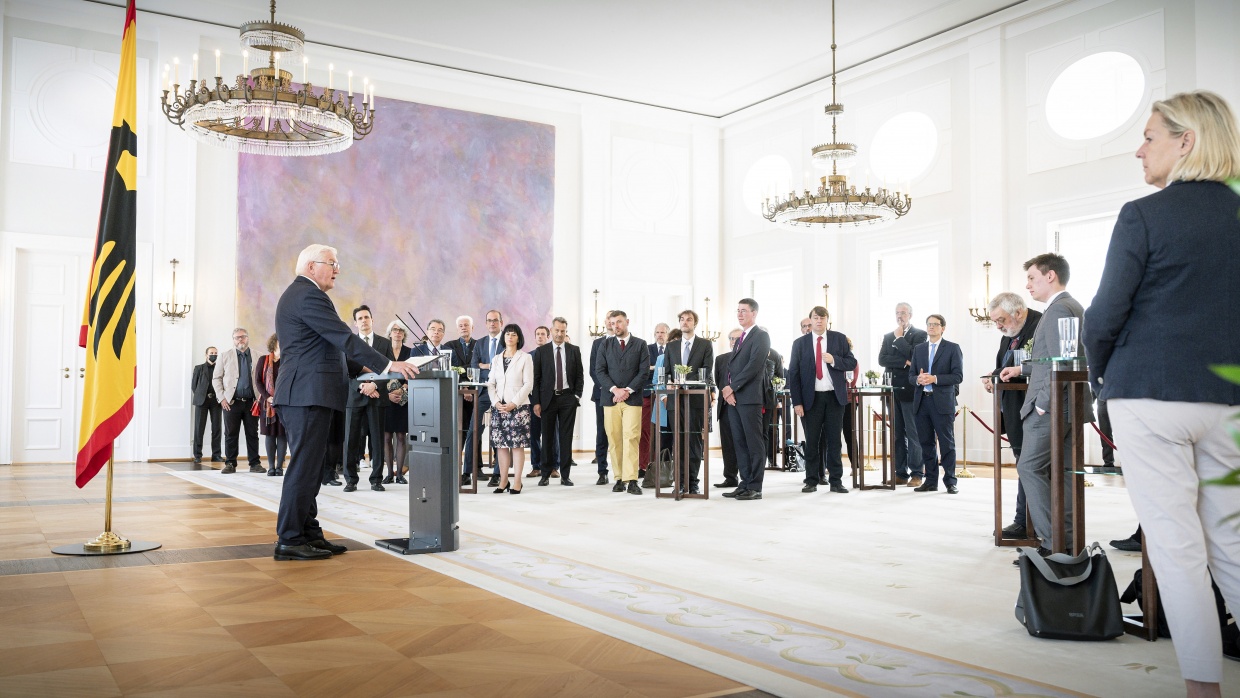 Im Anschluss an die Tagung lud Bundespräsident Walter Steinmeier alle Teilnehmer_innen in seinem Amtssitz zu einem Empfang ein
