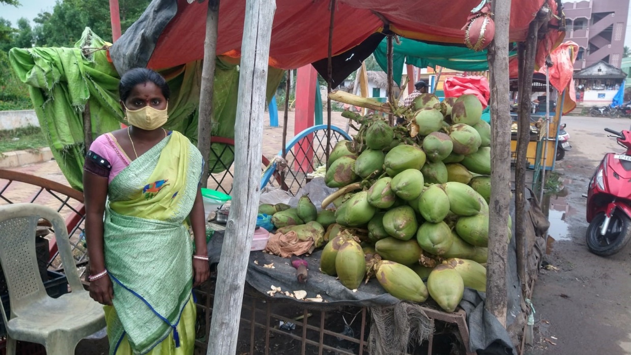 Durch die Bereitstellung von Möglichkeiten zur Beschäftigung - hier der Verkauf von Kokosnüssen - werden Witwen befähigt, für sich selbst zu sorgen.