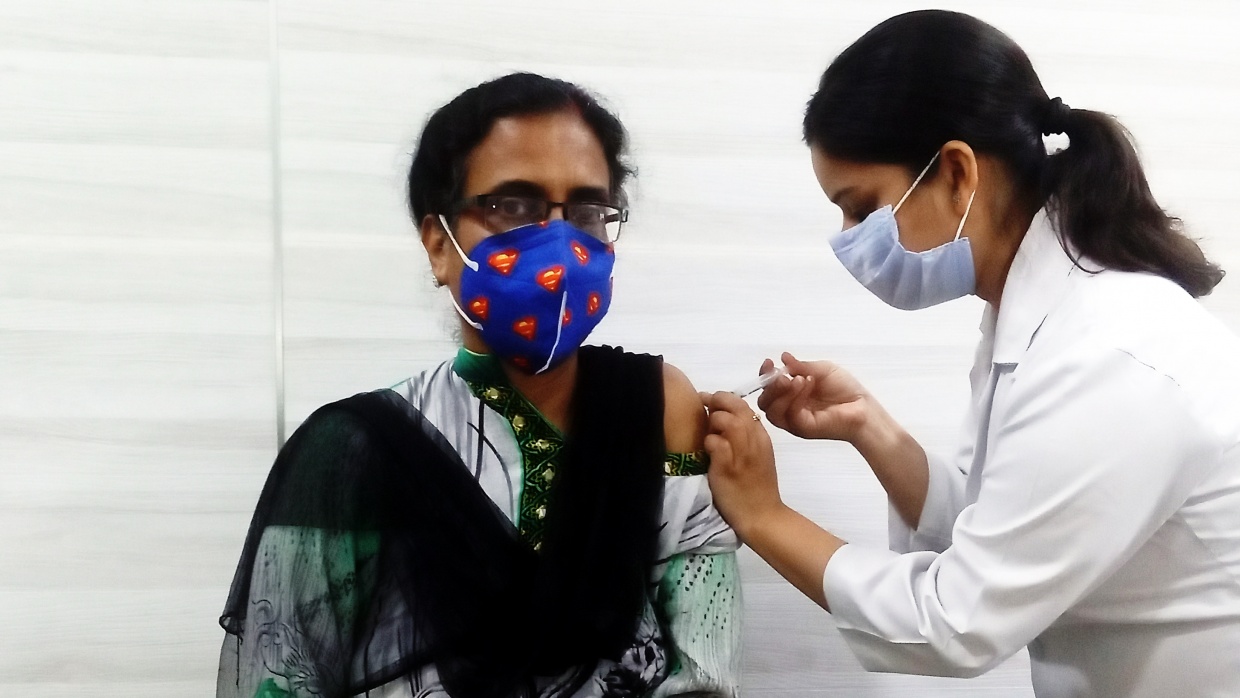 Eine Frau In Delhi erhält ihre erste Coronaschutzimpfung.