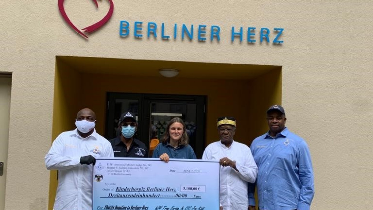Die Spender der Freimaurer übergeben der Hospizleitung Anke Haase (M.) den Spendenscheck in Höhe von 3.100 Euro