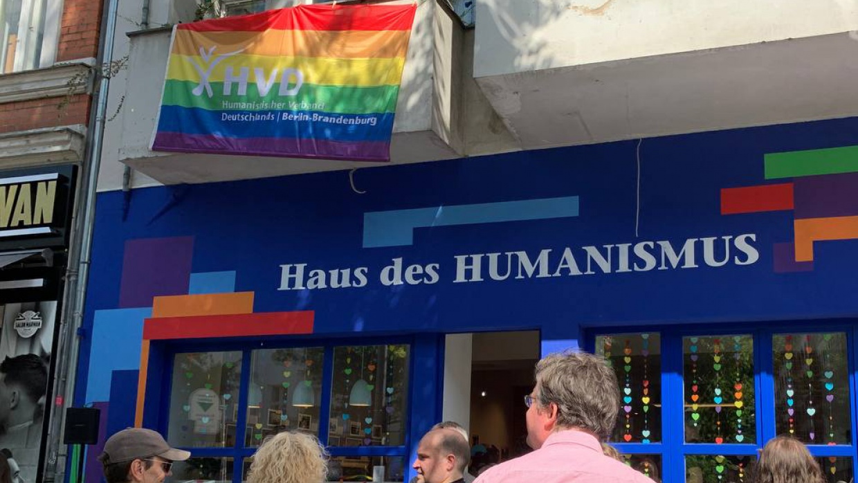 Am Haus des HUMANISMUS wurde am Welthumanist_innentag wie in jedem Jahr die Regenbogenflagge gehisst.