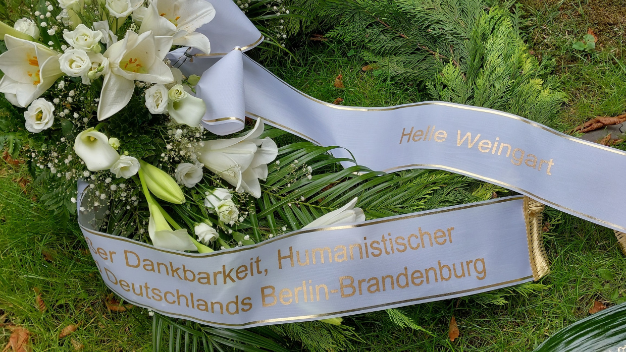 Ein Gedenkkranz mit Blumen vom Humanistischen Verband Deutschlands Berlin-Brandenburg für Hella Weingart