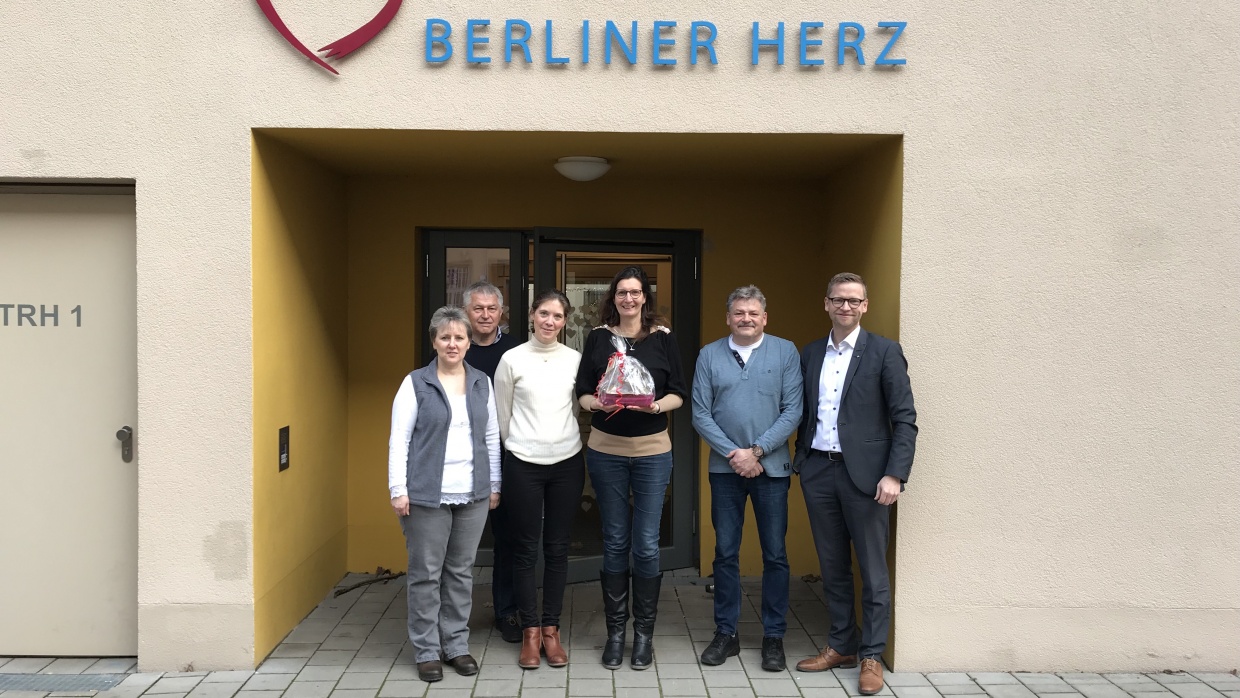Torsten Jahn, Geschäftsführer der Pelikan Vertriebsgesellschaft mbH & Co. KG (r.), besuchte gemeinsam mit den Mitarbeitenden Kathrin Wengatz (l.), Detlef Heppe (2.v.r.) und Mira Willert (Fotografin) unser Berliner Herz