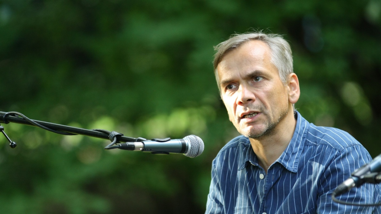 Lutz Seiler stellt auf dem Erlanger Poetenfest 2014 seinen Roman "Kruso" vor (CC BY-SA 4.0)