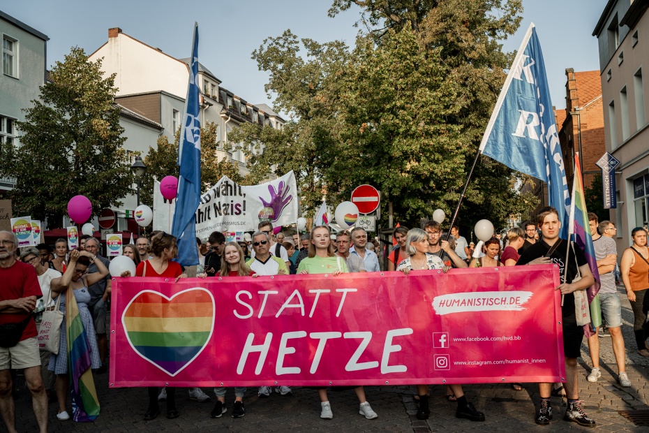 Demonstrierende bei der "Brandenburg ist mehr"-Kundgebung Ende August in Königs Wusterhausen